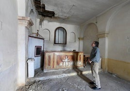 Francisco Galera observa los daños en el interior de la ermita.