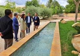 En los jardines del Centro de Acogida hay una zona de esparcimiento con una alberquilla con agua.