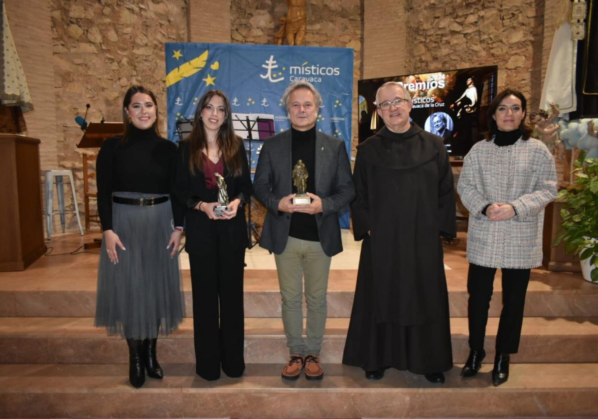 Carmen María Espallardo, directora general de Juventud; Pilar Guillén, directora artística de la OSRM; Nacho Ruiz, galería T20; Padre Pascual Gil, presidente de Místicos; y Mónica Sánchez García, teniente de alcalde de Caravaca, ayer.