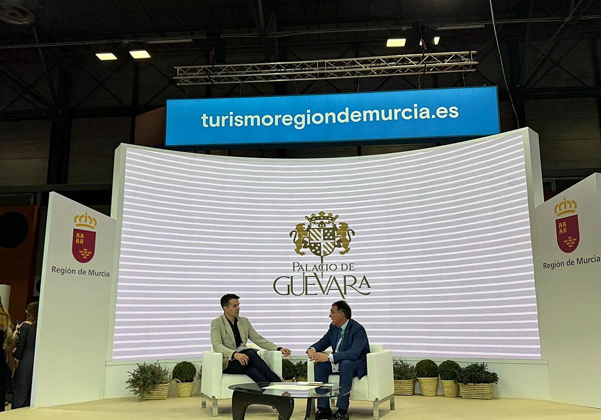 El presentador David Jiménez durante la intervención del concejal de Turismo del Ayuntamiento de Lorca, Santiago Parra, este viernes.