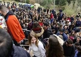 Aspirantes llegan a los exámenes de formación sanitaria especializada de una convocatoria anterior.