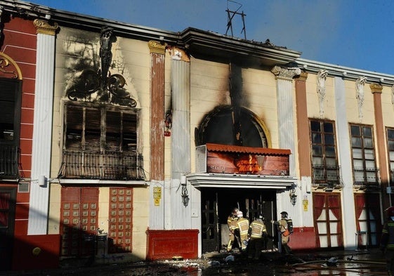 Bomberos trabajan en el interior de la discoteca Teatre tras el incendio, en una imagen de archivo.