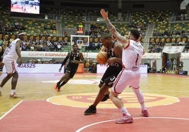 El pívot albinegro Ugochukwu mete cuerpo en la pintura ante Cuevas, este viernes, en Burgos.