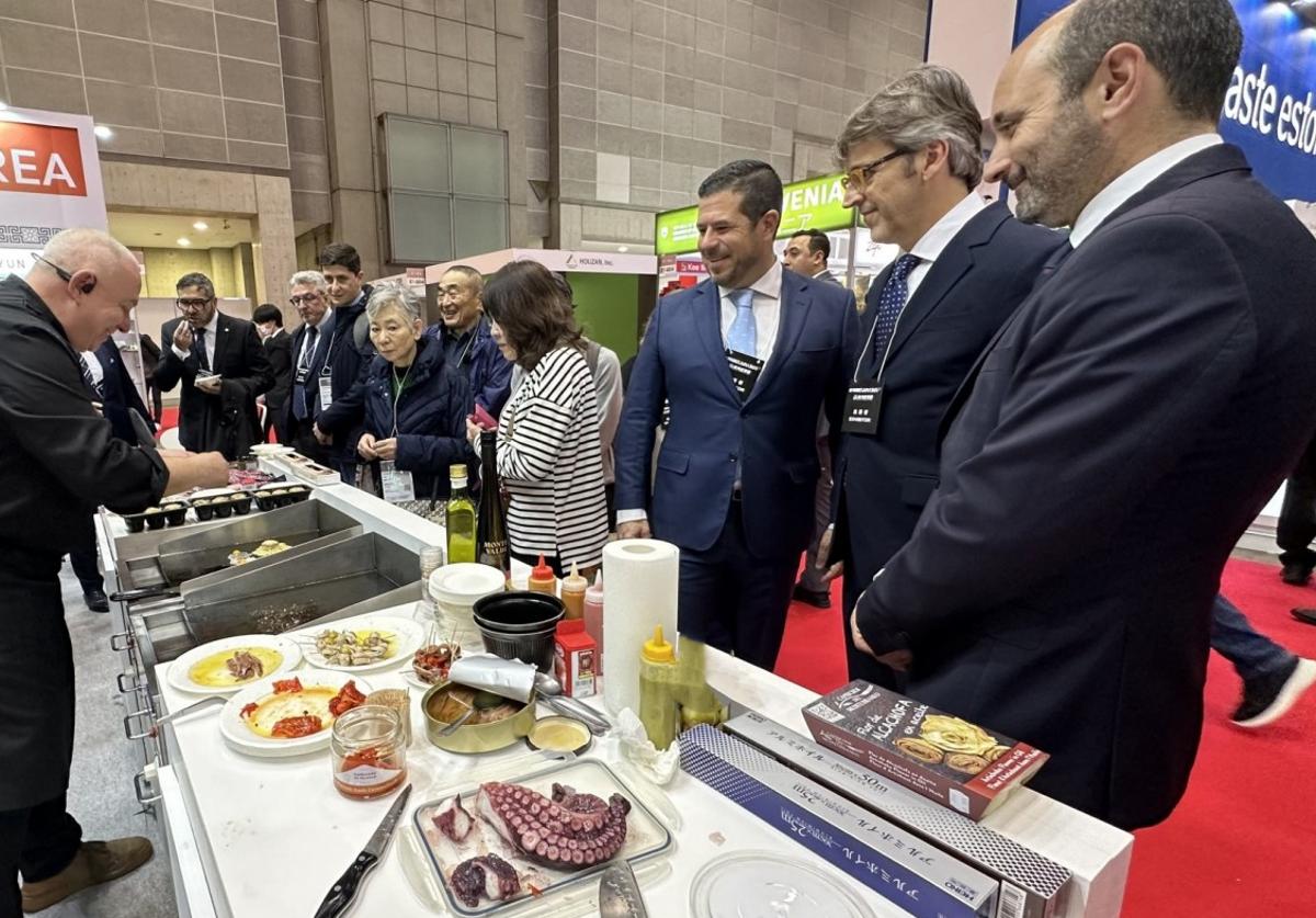 El consejero Luis Alberto Marín (2d), en una misión institucional y comercial en Japón.