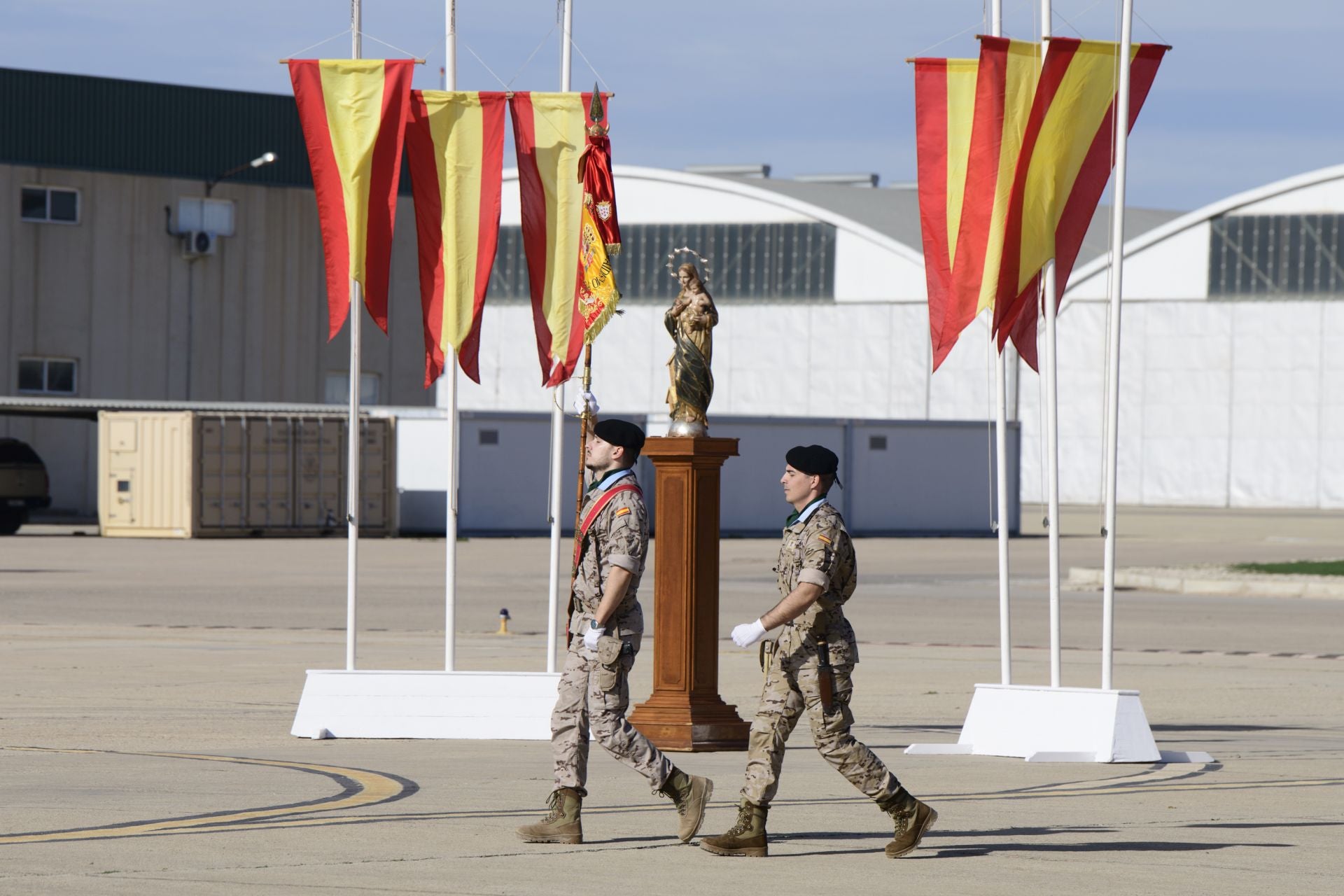 Las imágenes del aniversario de la Escuela Militar de Paracaidismo Méndez Parada de Alcantarilla