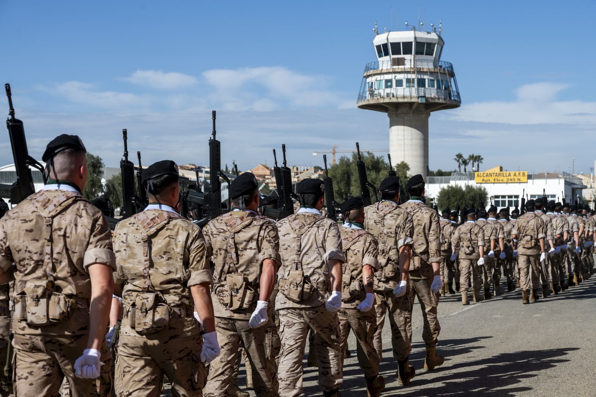 Las imágenes del aniversario de la Escuela Militar de Paracaidismo Méndez Parada de Alcantarilla