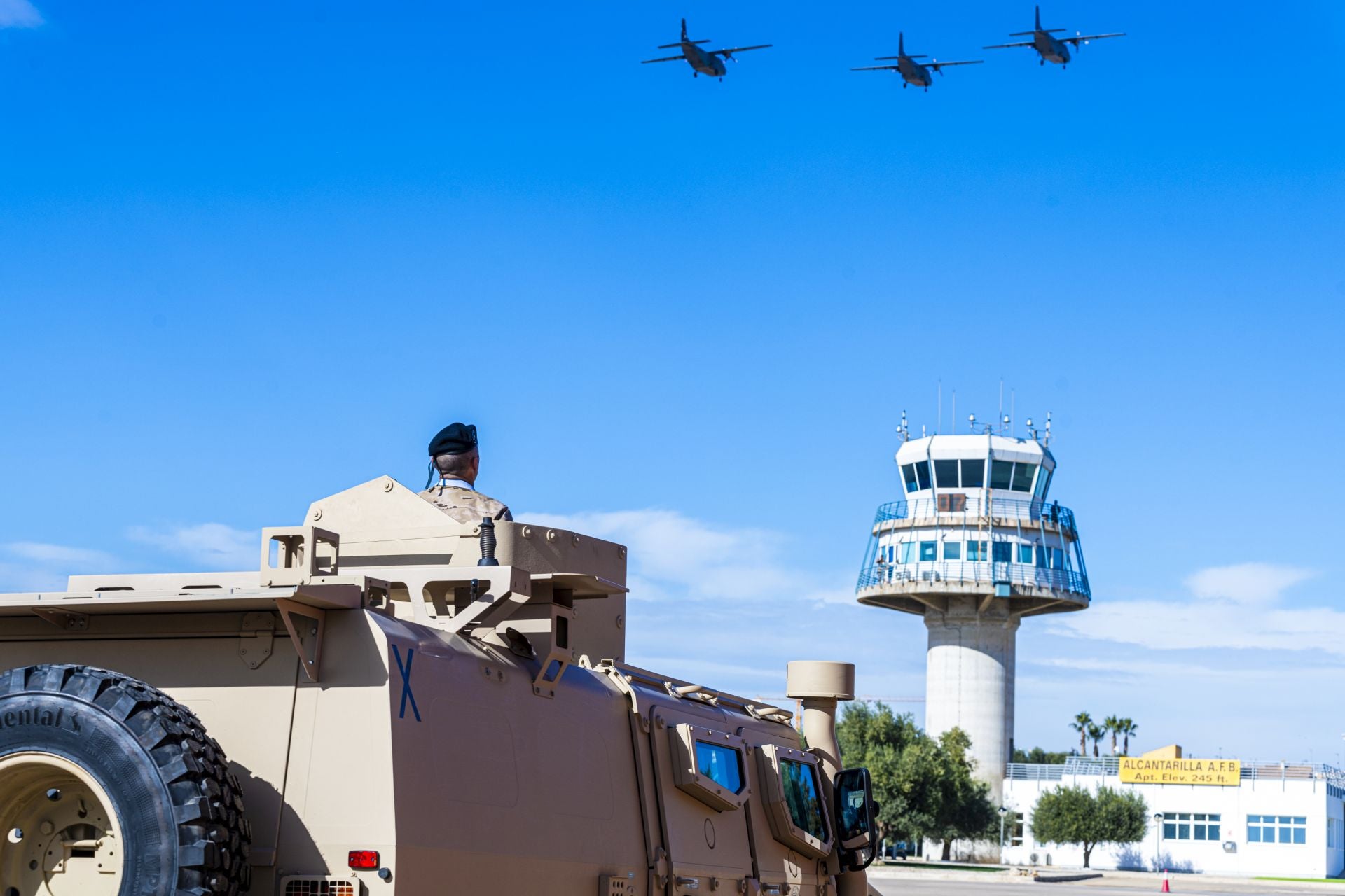 Las imágenes del aniversario de la Escuela Militar de Paracaidismo Méndez Parada de Alcantarilla