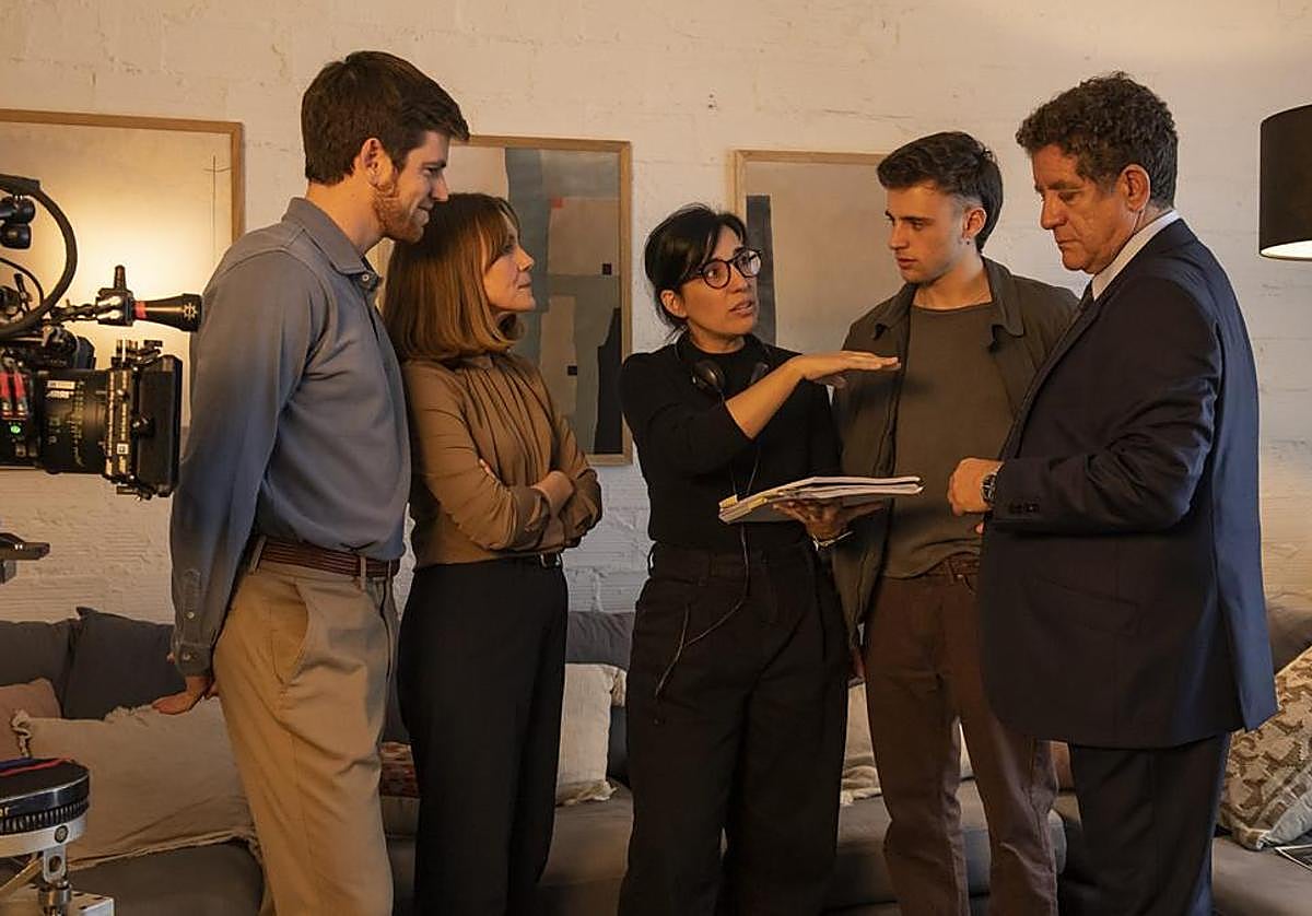 Iván Pellicer (2d), durante el rodaje de 'Querer'.