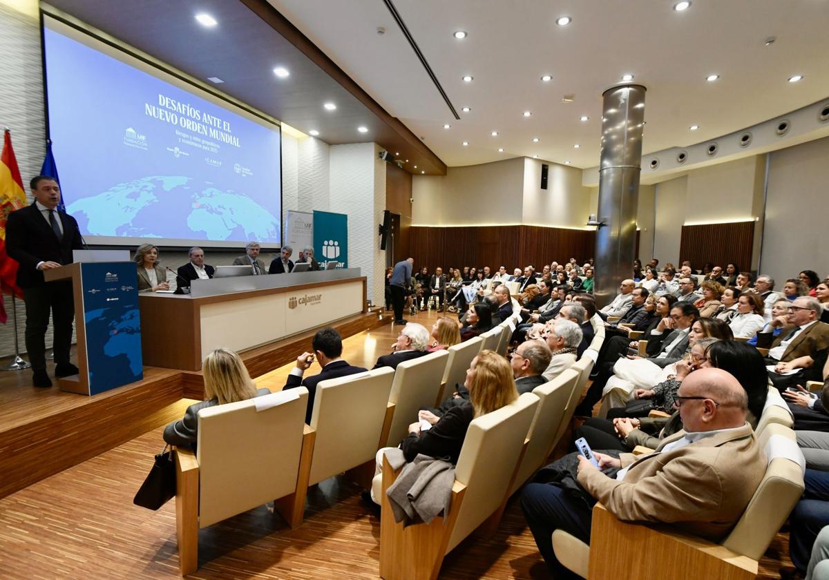 La mesa redonda &#039;Desafíos ante el nuevo orden mundial&#039;, en imágenes