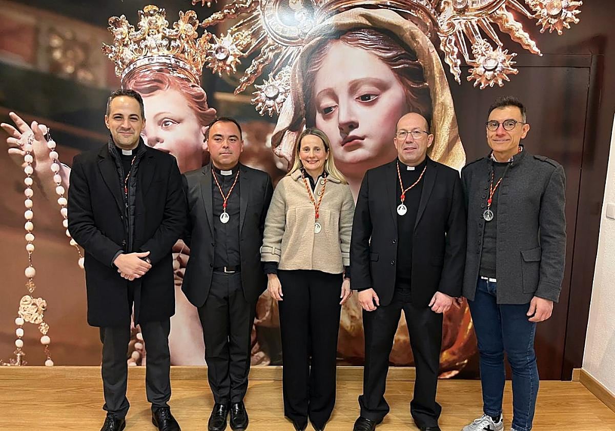 Autoridades religiosas, junto a la alcaldesa Del Amor, en la Hermandad de la Virgen de las Maravillas.