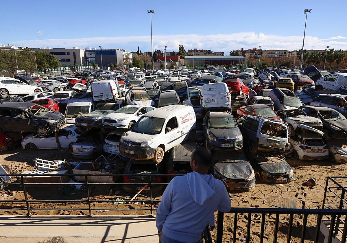 El campo de fútbol en Benetússer (Valencia), utilizado como vertedero de coches tras la dana.