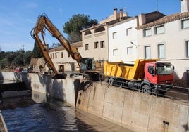 Limpieza de los arrastres en el arroyo de Letur, en una de las obras de emergencia de la Confederación.