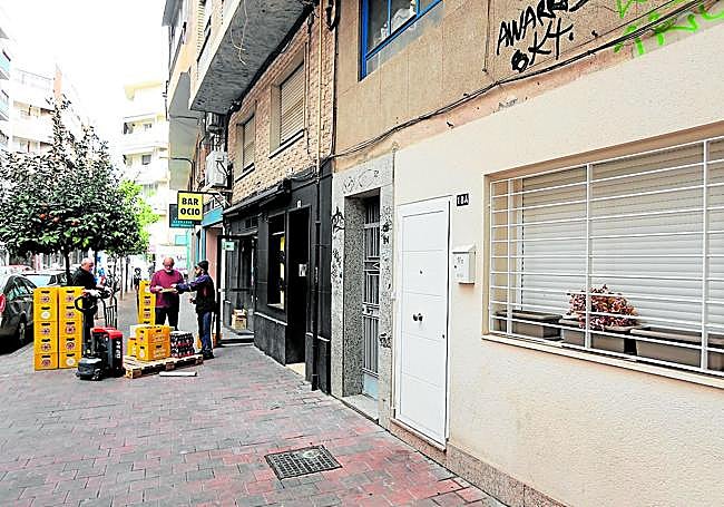 Una vivienda ubicada junto al bar Ocio, un local de copas de Murcia ubicado en el barrio de Santa Eulalia.