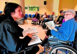 Pablo Costa y Francisco Pastor, de 18 y 93 años, respectivamente, comparten impresiones en una de las visitas de estudiantes del IES Ramón y Cajal a la residencia Virgen del Carmen de Murcia.