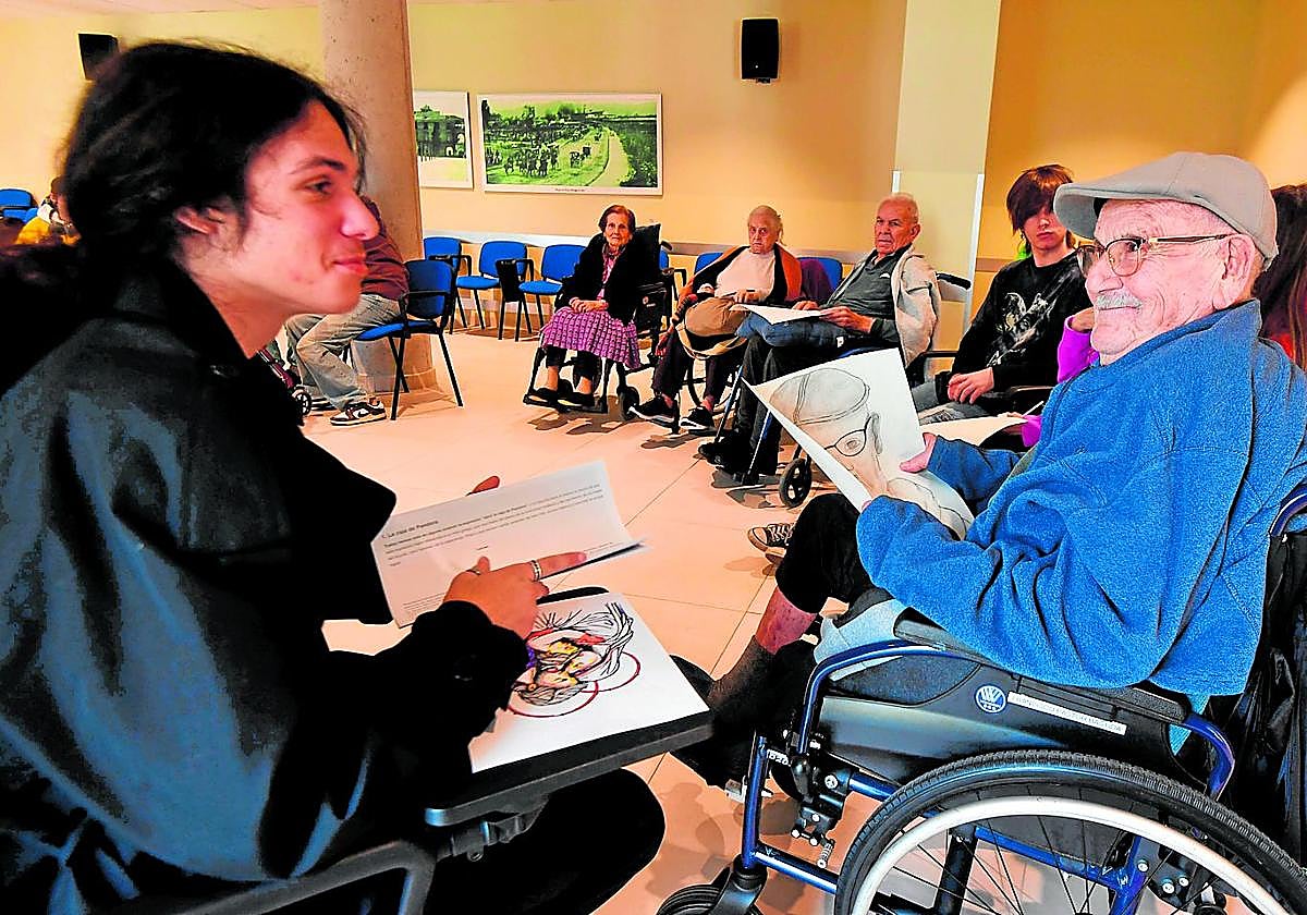 Pablo Costa y Francisco Pastor, de 18 y 93 años, respectivamente, comparten impresiones en una de las visitas de estudiantes del IES Ramón y Cajal a la residencia Virgen del Carmen de Murcia.