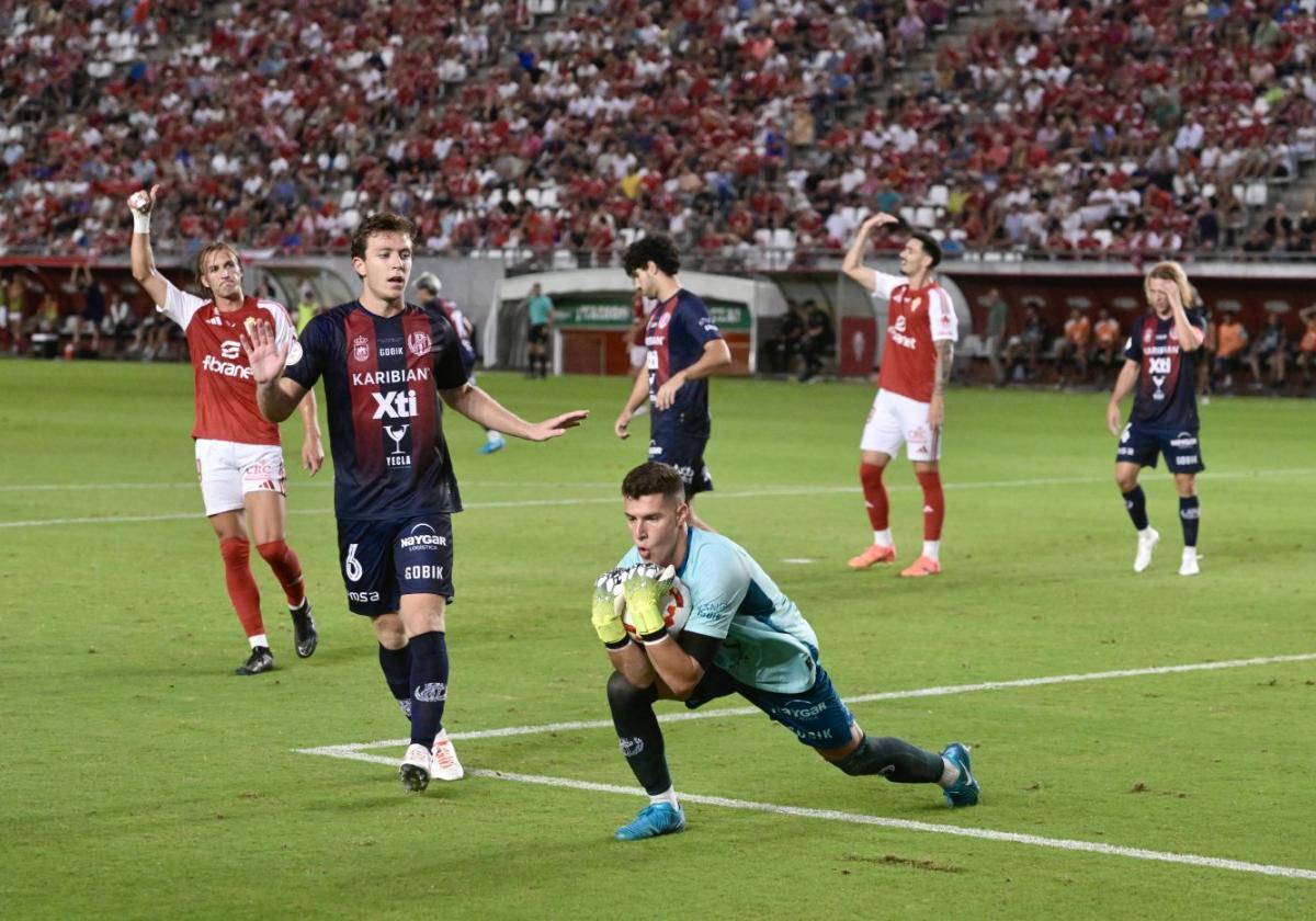 Iván Martínez, portero del Yeclano Deportivo, atrapa un balón en el partido de la primera vuelta ante el Real Murcia.