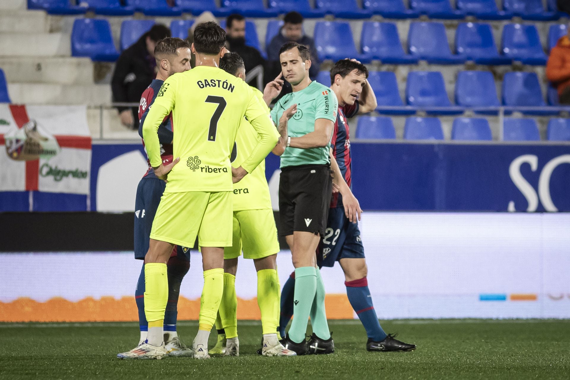 La derrota del Cartagena frente al Huesca, en imágenes