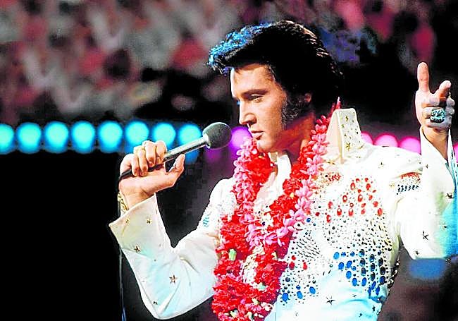 Elvis Presley en el concierto 'Aloha from Hawaii' en 1973. «Tiene un timbre de voz que es puro caramelo, lo mismo te canta un blues o una balada que una bossa nova», dice Abdón Alcaraz.