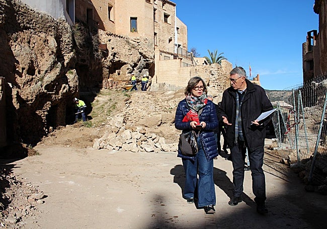La directora general del Agua del Ministerio, María Dolores Pascual, junto al presidente de la CHS, Mario Urrea, durante una visita a las obras de reconstrucción en Letur.