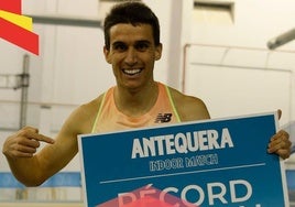 Mariano García posando con el cartel que le acredita como nuevo 'recordman' español de 1.000 metros.