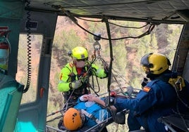 El rescate de la ciclista en helicóptero.