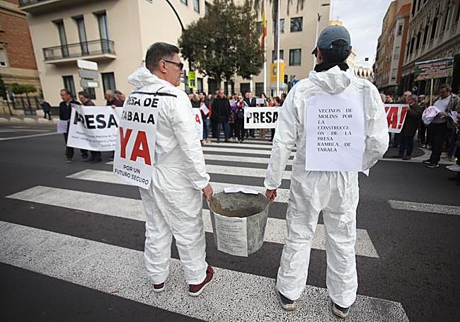 Concentración de los vecinos de la rambla de Tabala, este sábado, frente a la Delegación del Gobierno.
