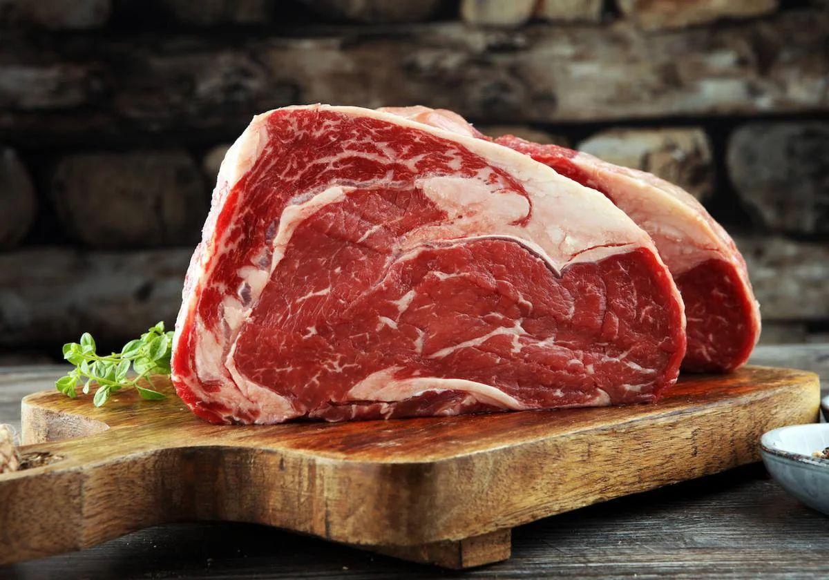 Un carnicero desvela el principal error que cometemos al conservar la carne en casa.