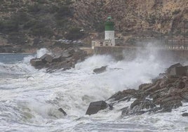 Imagen de archivo del oleaje en los faros de la Curra y Navidad de Cartagena.