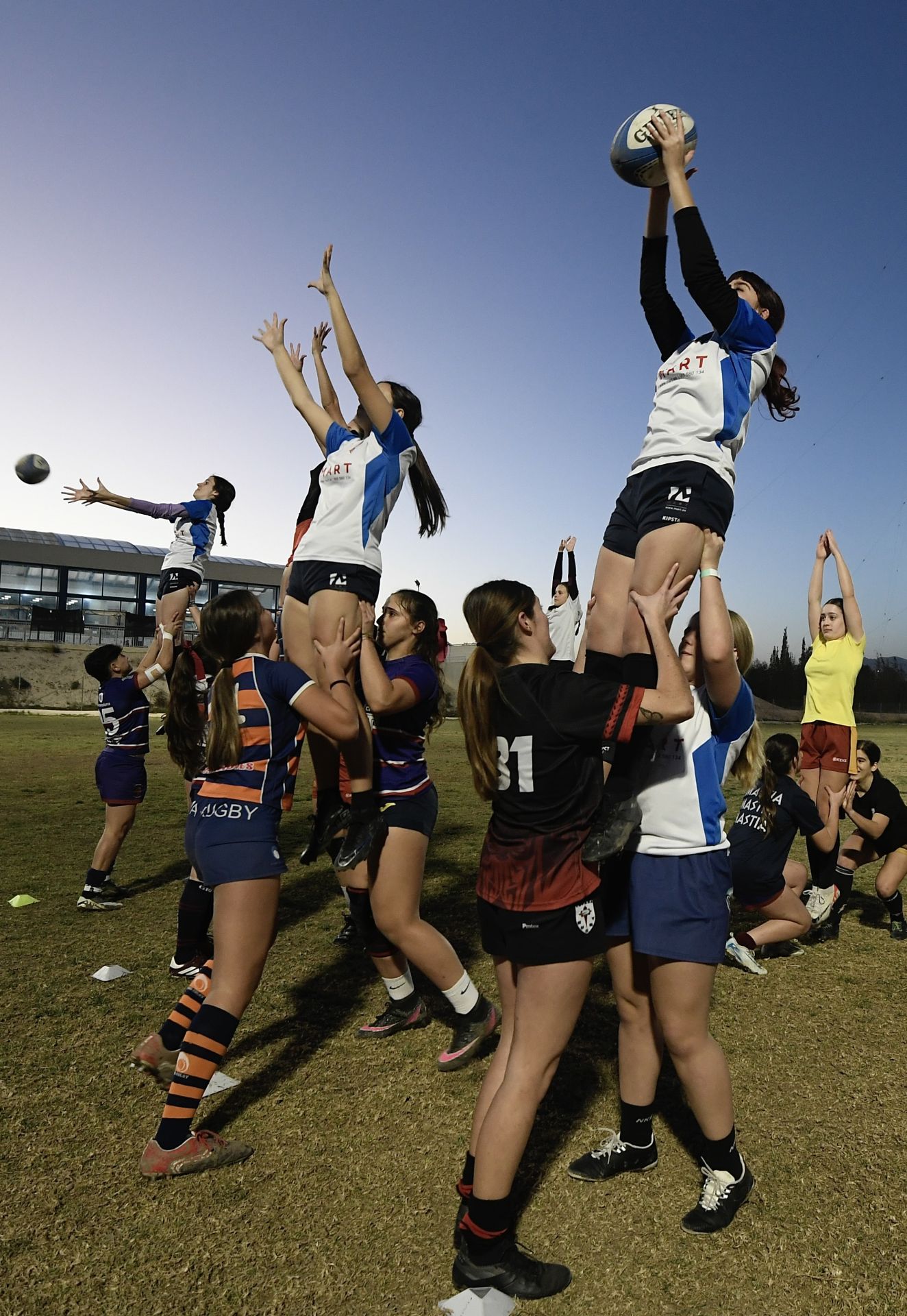 Un entrenamiento de rugby femenino, en imágenes