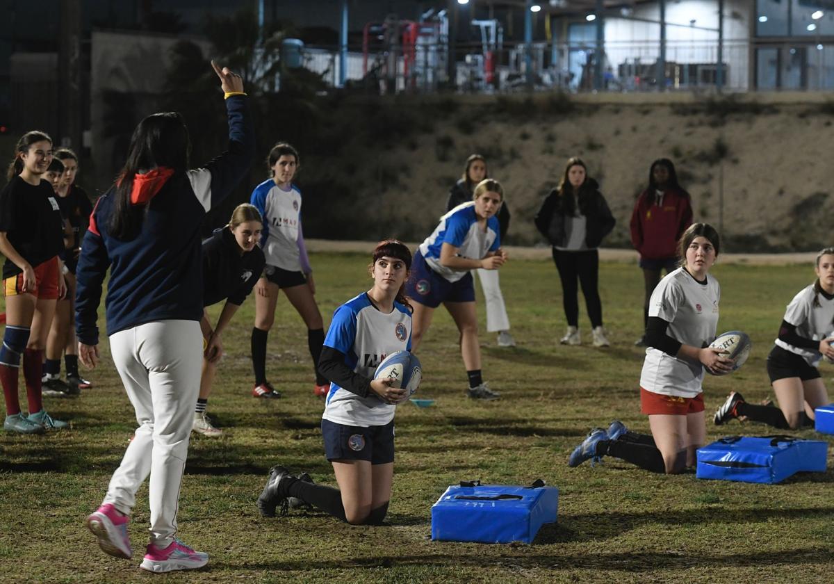 Un entrenamiento de rugby femenino, en imágenes