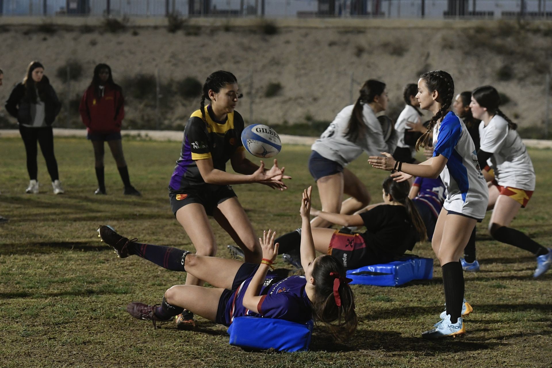 Un entrenamiento de rugby femenino, en imágenes