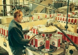 Un operario llena latas de la nueva gama de lubricantes de la marca Repsol, en una foto realizada en el año 1951.