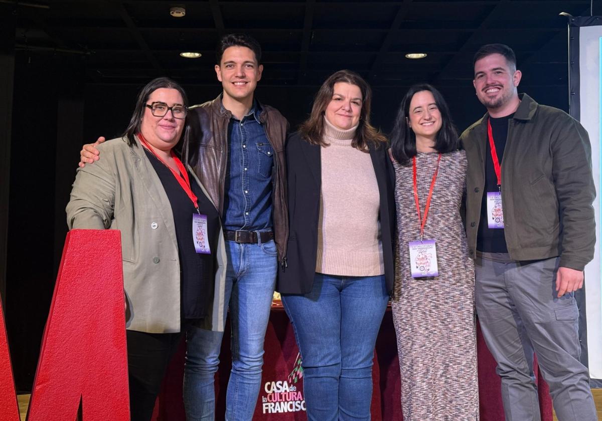 Carolina Martínez (2d.), ayer en Águilas, arropada por compañeros.