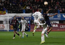 David Vicente, del Real Murcia, y Masogo, del Yeclano, disputan un balón aéreo.