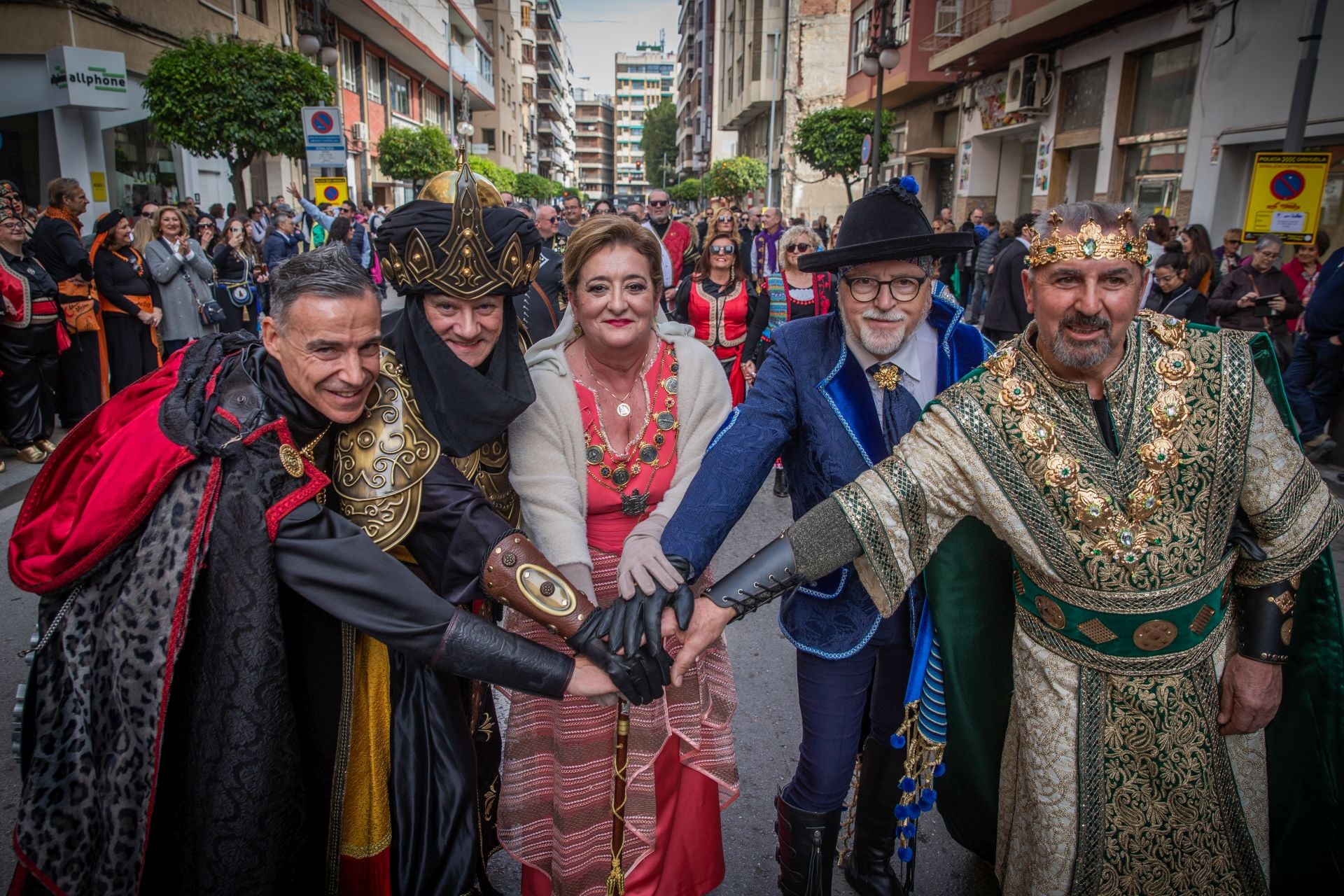 Las imágenes del desfile del Medio Año Festero en Orihuela
