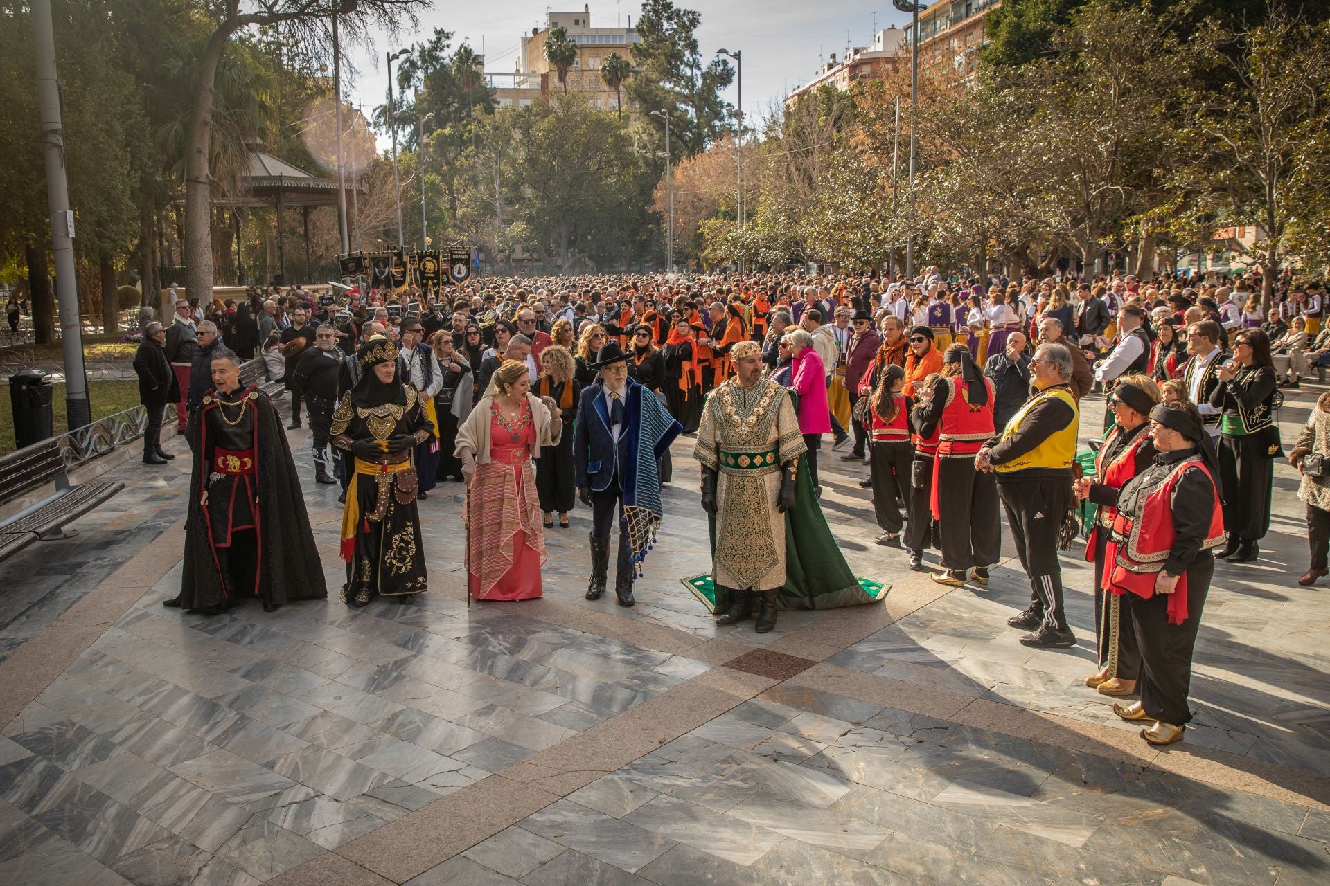 Las imágenes del desfile del Medio Año Festero en Orihuela