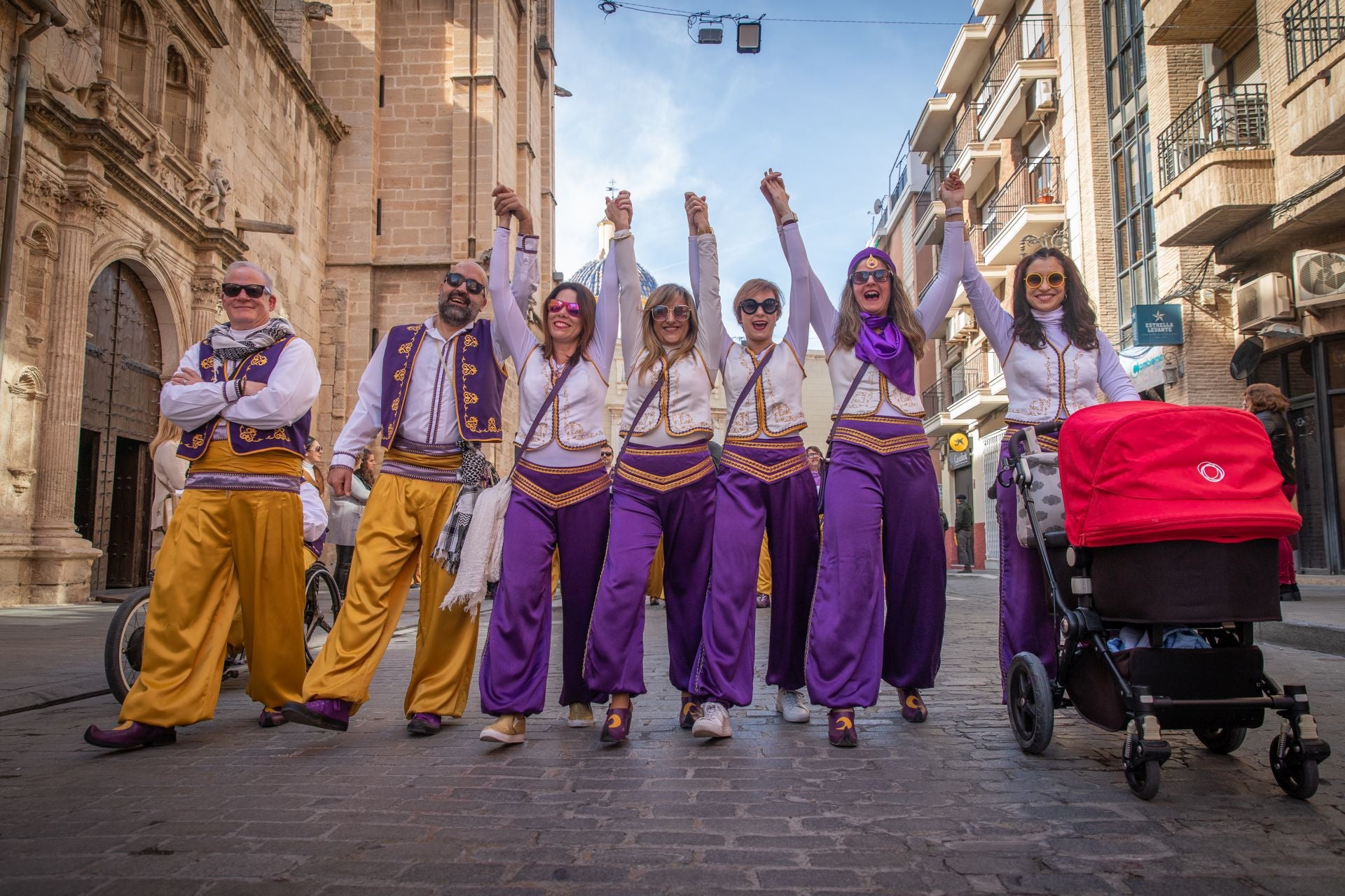 Las imágenes del desfile del Medio Año Festero en Orihuela