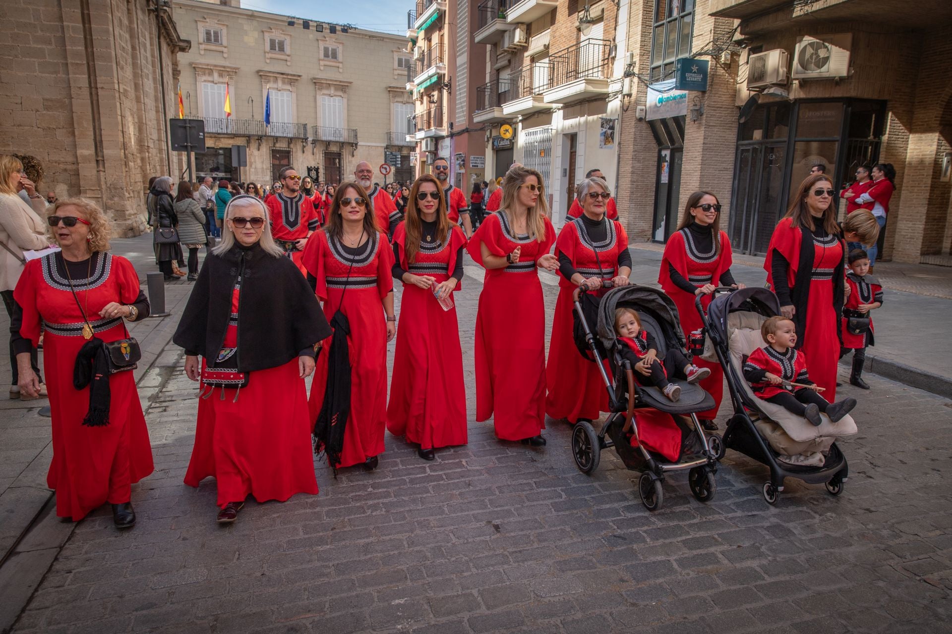 Las imágenes del desfile del Medio Año Festero en Orihuela