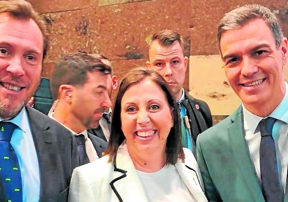 Almela, junto Óscar Puente y Pedro Sánchez, en Fitur.