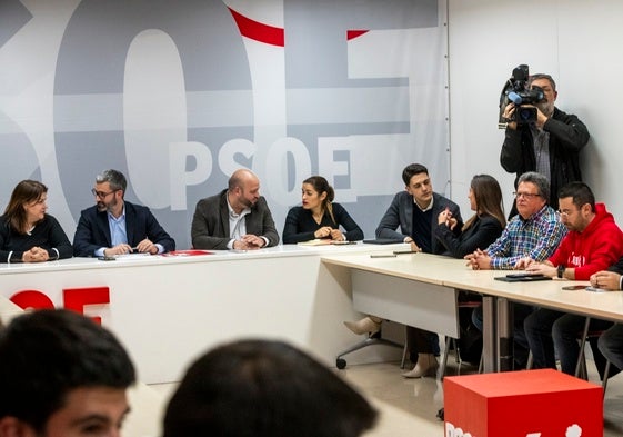 Francisco Lucas (segundo izqda.), reunido la pasada semana con los secretarios generales de las agrupaciones locales PSOE en la Región.