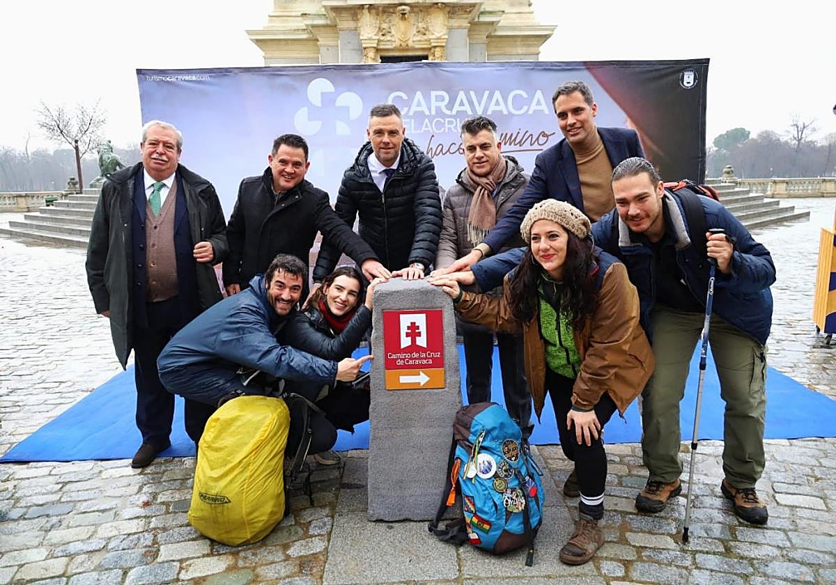 Autoridades locales y regionales en el parque de El Retiro en la puesta en escena de 'Se hace camino'.