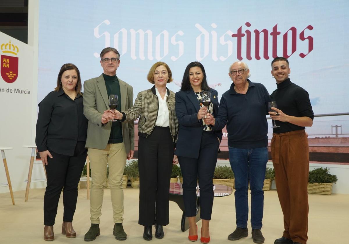 Josefa Pérez, técnico municipal de Turismo, Silvano García, presidente del CRDOP, Seve González, alcaldesa de Jumilla, Asun Navarro, concejal de Turismo, Antonio Caravaca, presidente Asociación de Enólogos, y Chechu Tomás Calero, bailarín protagonista del corto.