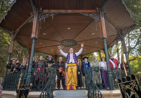 El homenaje a festeros y músicos reunió en torno al templete de la Glorieta a todas las comparsas.