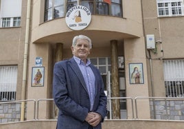 Alonso Gómez posa en la puerta de la Hospitalidad de Santa Teresa.