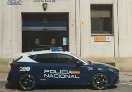 Un vehículo de la Policía Nacional en la Comisaria del Carmen.