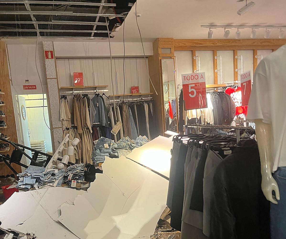 Estado de la tienda de ropa tras el derrumbe.