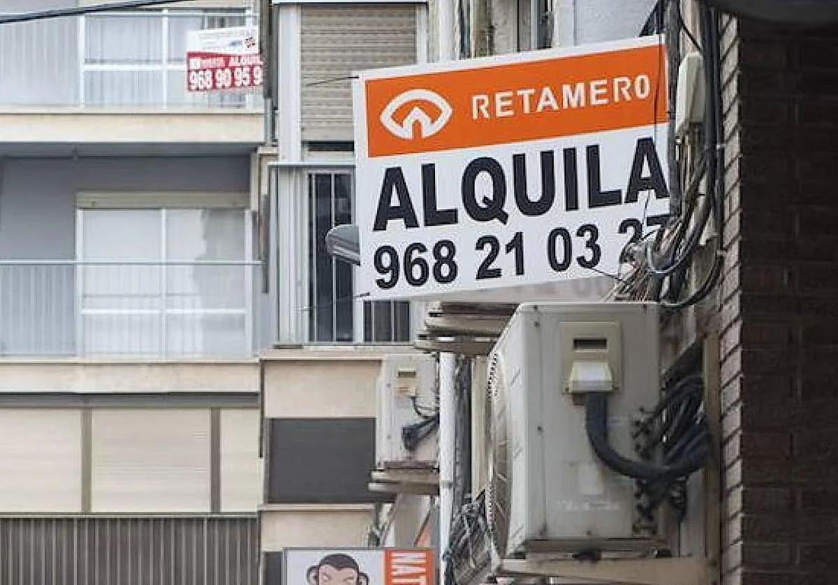 Un cartel en un piso en alquiler, en una foto de archivo.