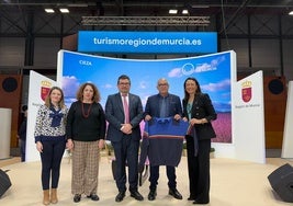 De izquierda a derecha, Gertrudis Villa, Concejal de Festejos, María Ángeles Ruíz, concejal Hacienda, Alcalde Tomás Rubio, Luis Gómez, OJE Cieza y María Turpin, concejal de Turismo