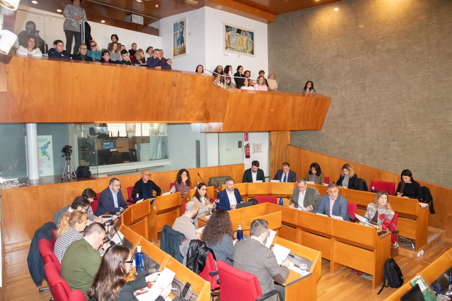 Pleno municipal con las trabajadoras de Limusa en reservada para el público a la derecha de la imagen.