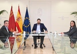 El presidente Fernando López Miras, junto a José Miguel Marín (COAG Murcia) y la consejera Sara Rubira.